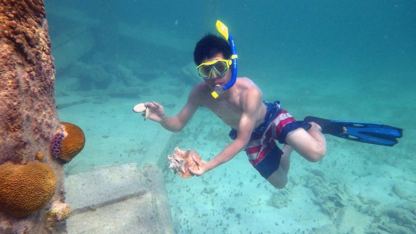 A student snorkels on the EES 395 Bahamas Trip
